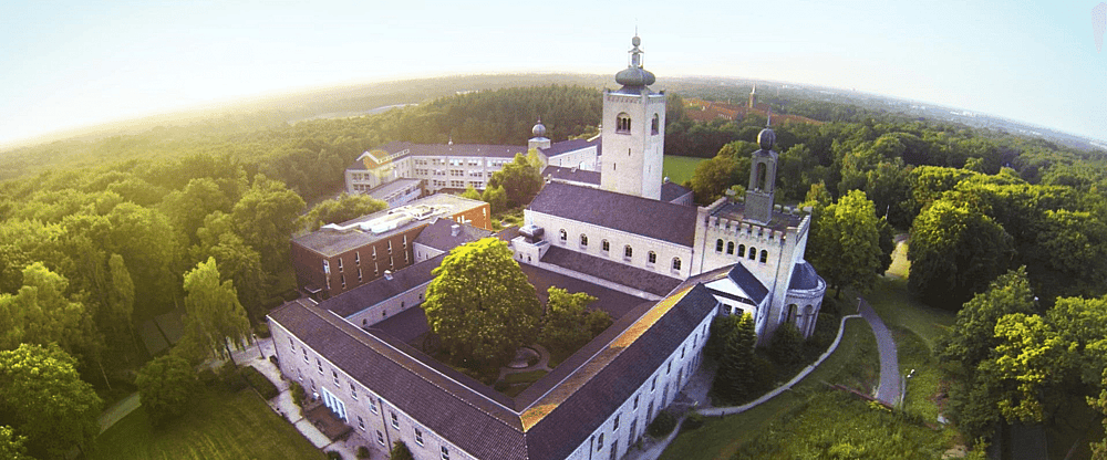 Leerhotel het Klooster buiten.png