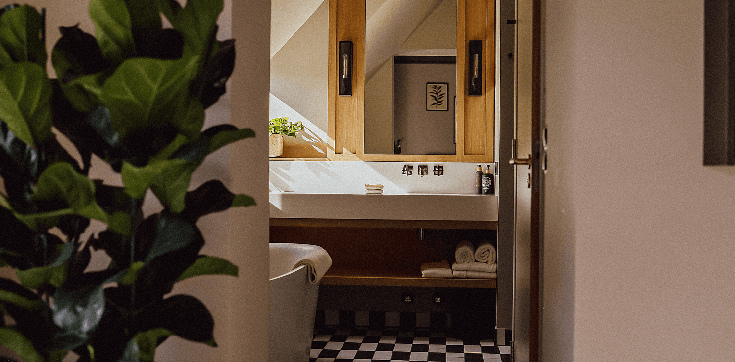 5 Hotel Ryder Crops Header Website.png