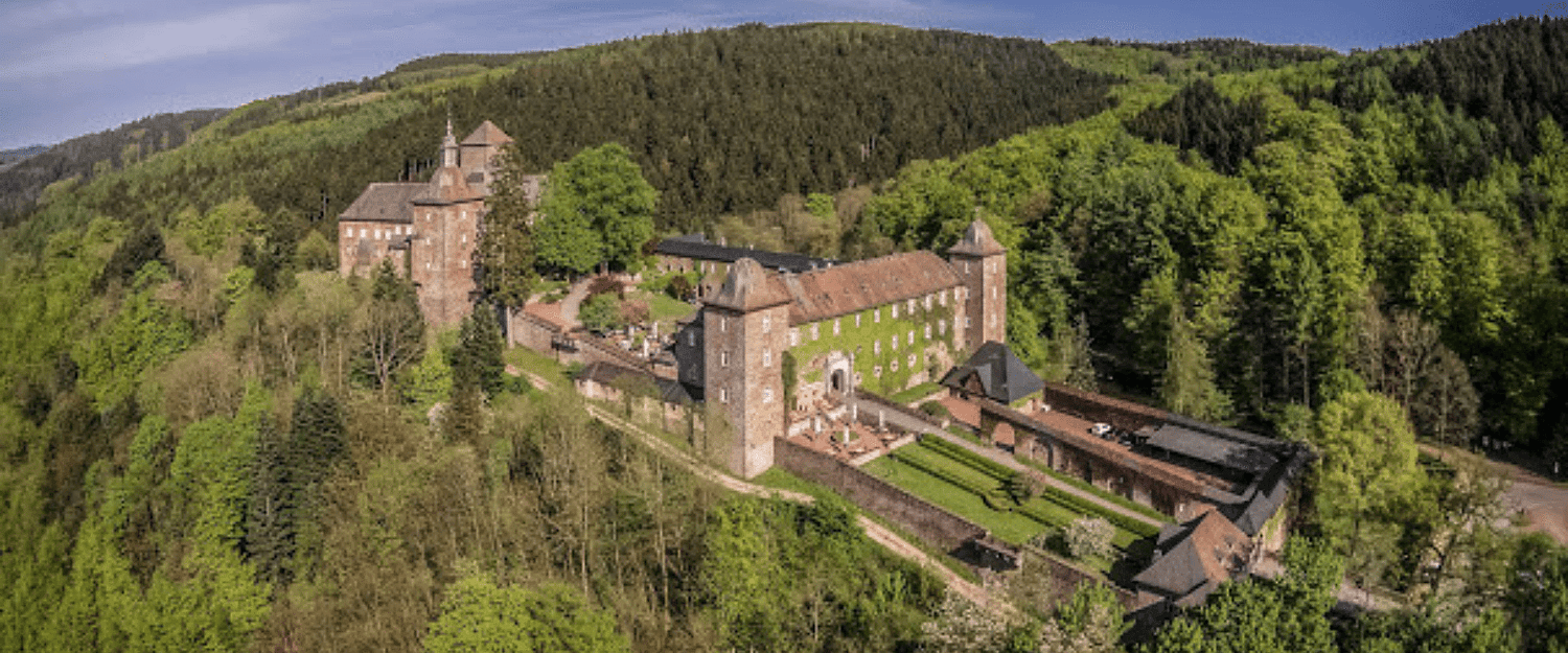 Burghotel Schnellenberg buiten 3.png