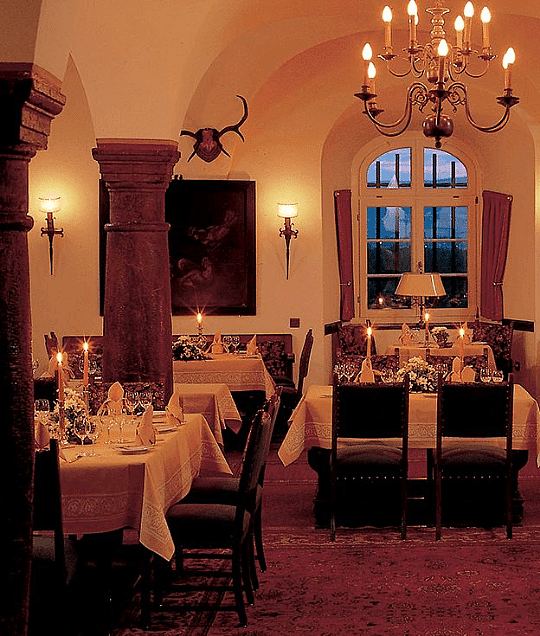 Burghotel Schnellenberg restaurant.png