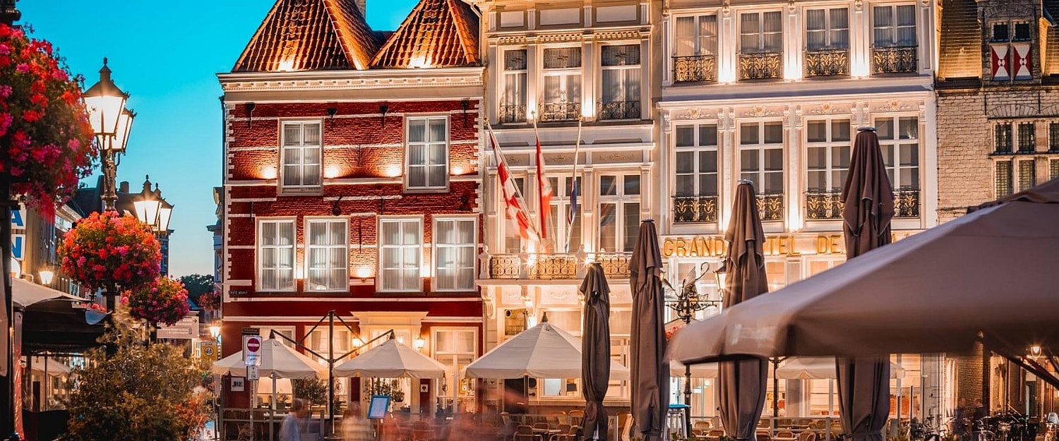 Grand Hotel De Draak Buitenaanzicht 1920 x 800 pixels (2).jpg