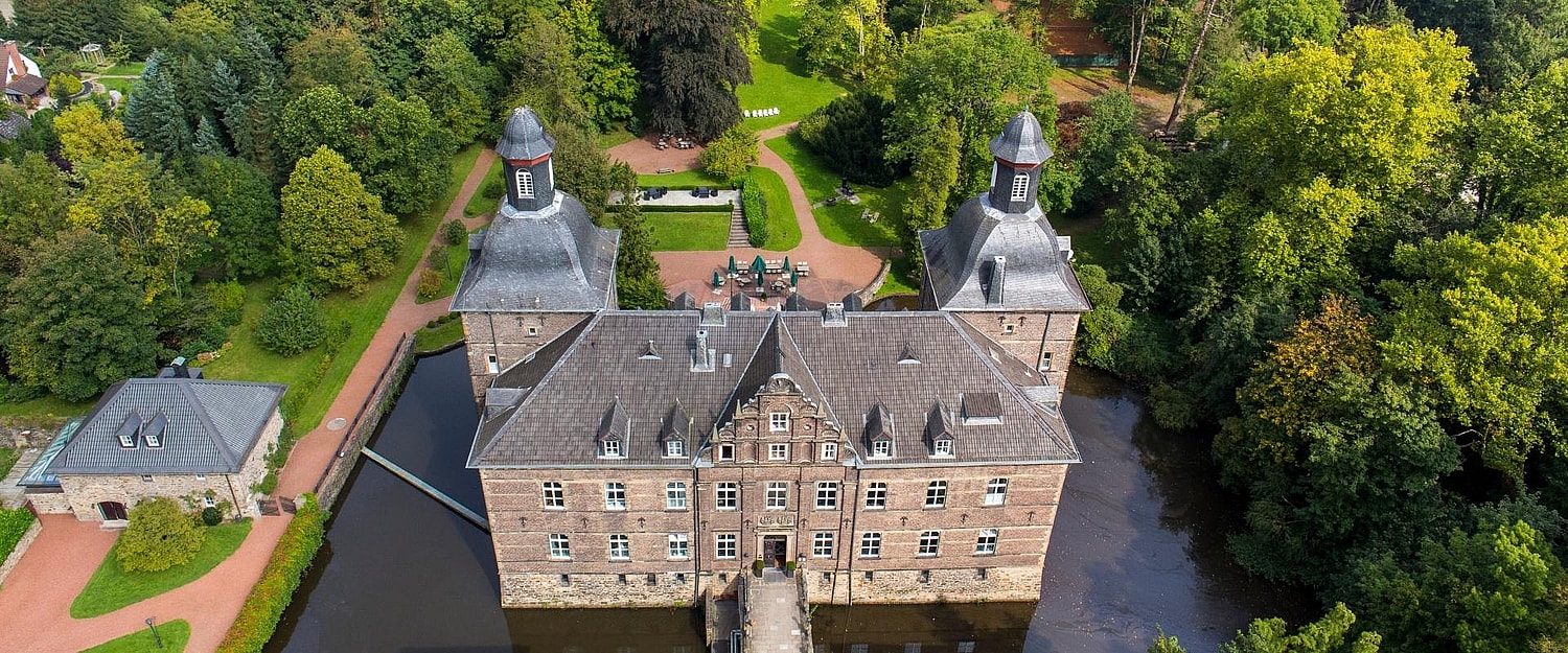Schlosshotel hugenpoet Buitenaanzicht - 1920 x 800 pixels.jpg