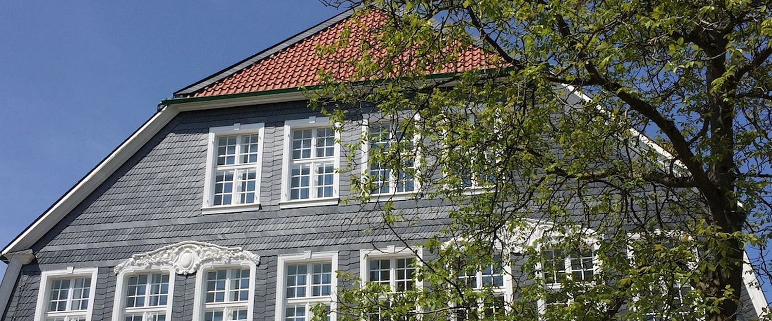 Schulhaus buiten.jpg