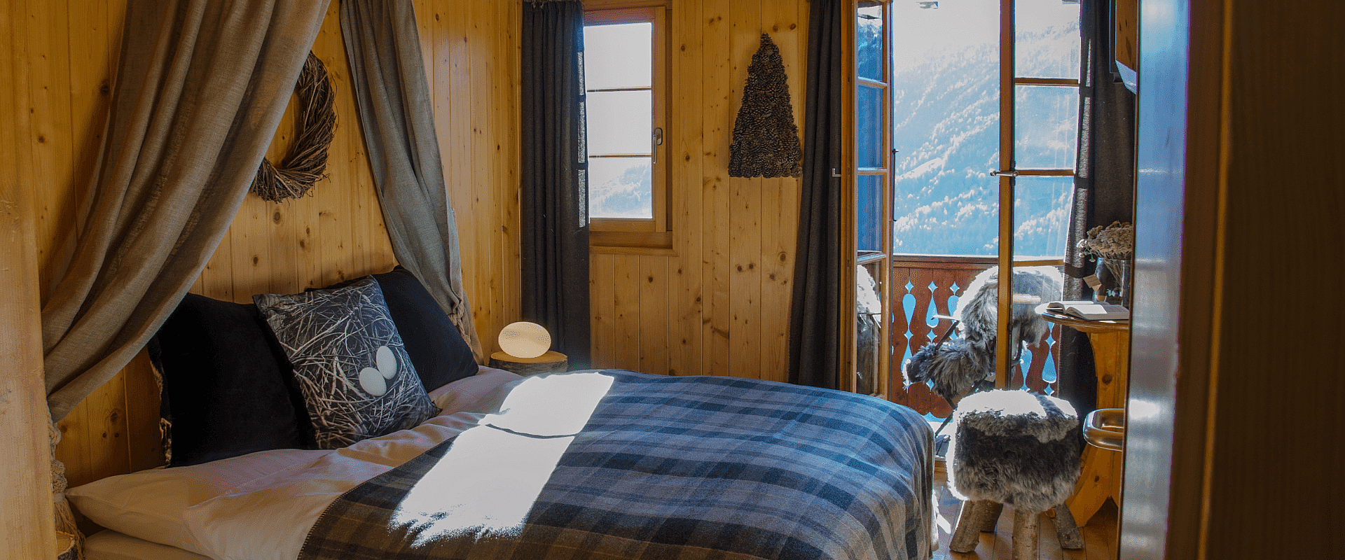 Le Grand Chalet Favre kamer.png